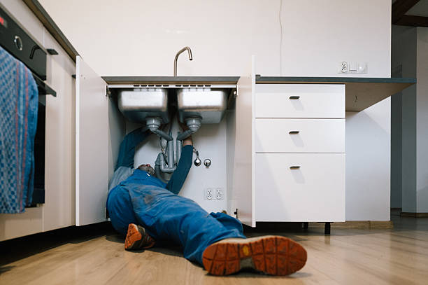 Professional Emergency Plumber technician working in Corinth, TX